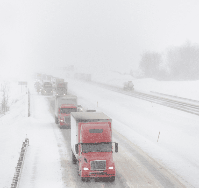 En la imagen se muestran vehículos conduciendo durante el invierno