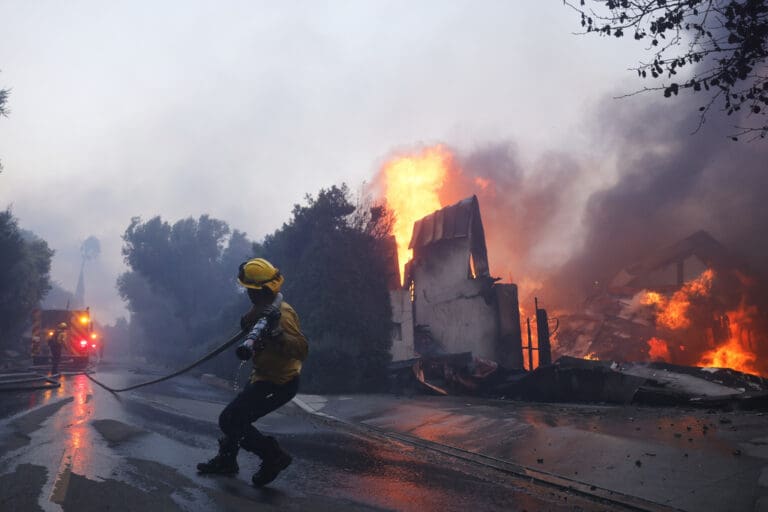 En la imagen se muestra en el incendio Palisades