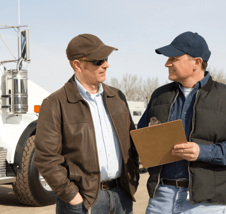 En la imagen se muestra camioneros charlando