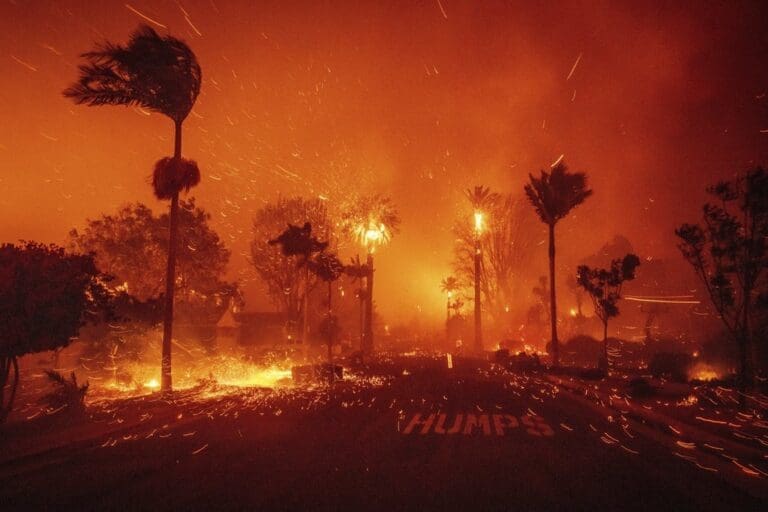 En la imagen se muestra en el incendio Palisades
