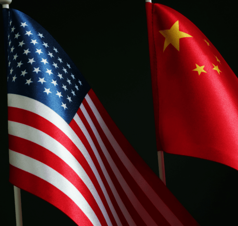 En la imagen se muestran las banderas de China y Estados Unidos
