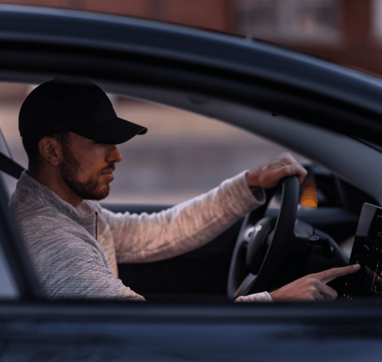 En la imagen se muestra una persona conduciendo un Tesla