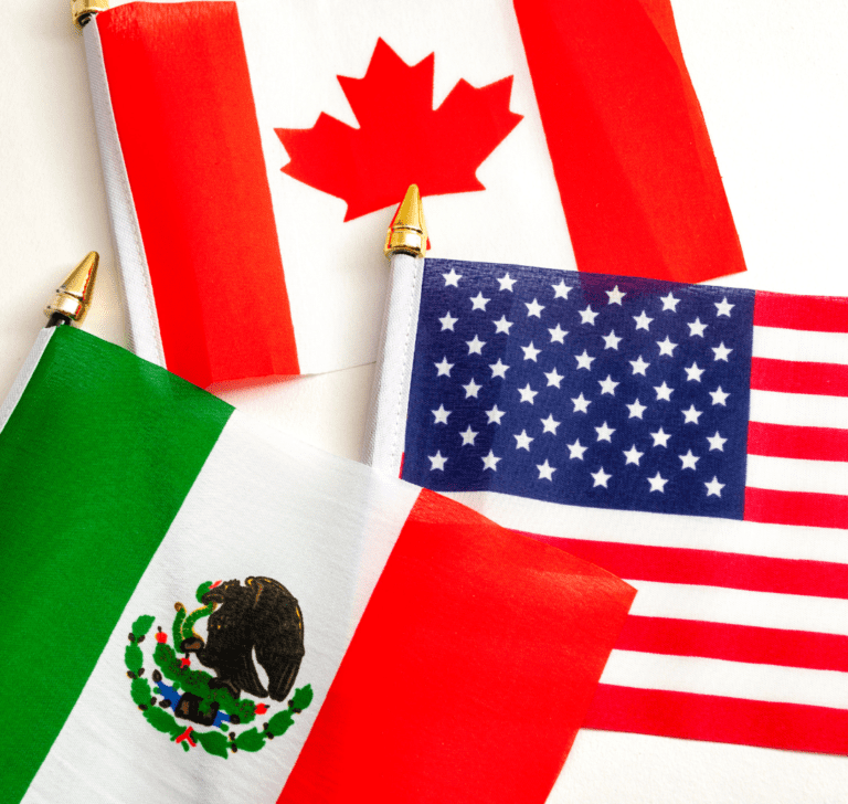 En la imagen se muestran las banderas de México, Canadá y EE.UU.