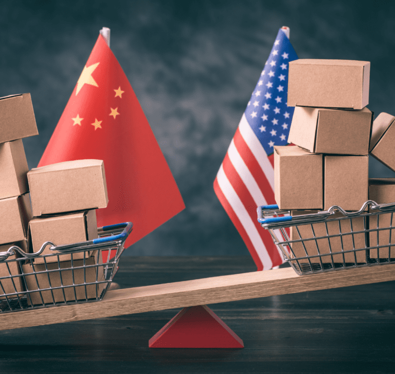 En la imagen se muestran las banderas de China y Estados Unidos
