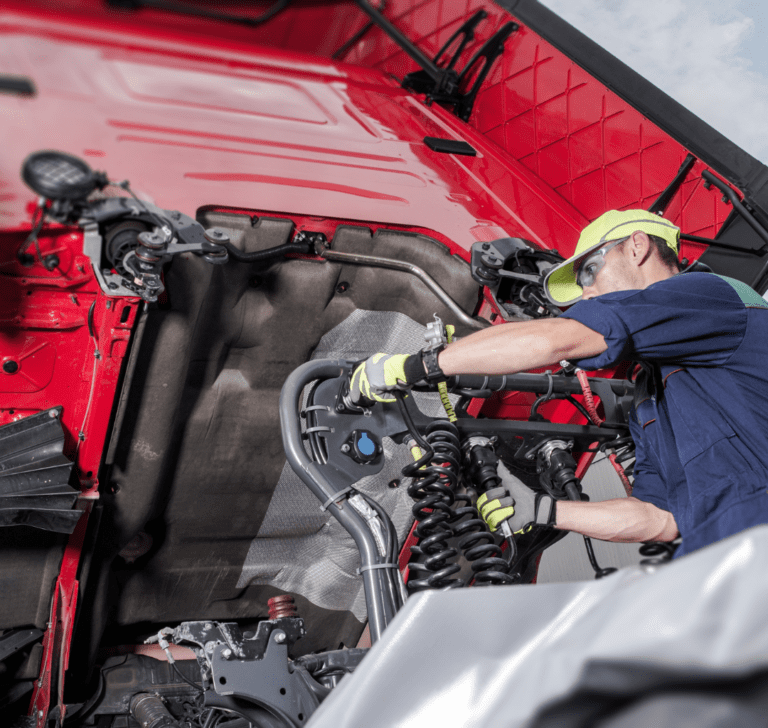 En la imagen se muestra un hombre inspeccionando un camión