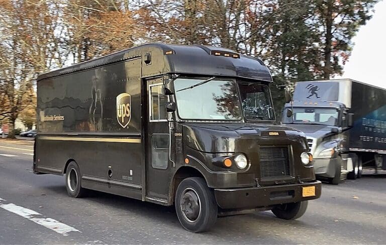 En la imagen se muestra un camión de UPS