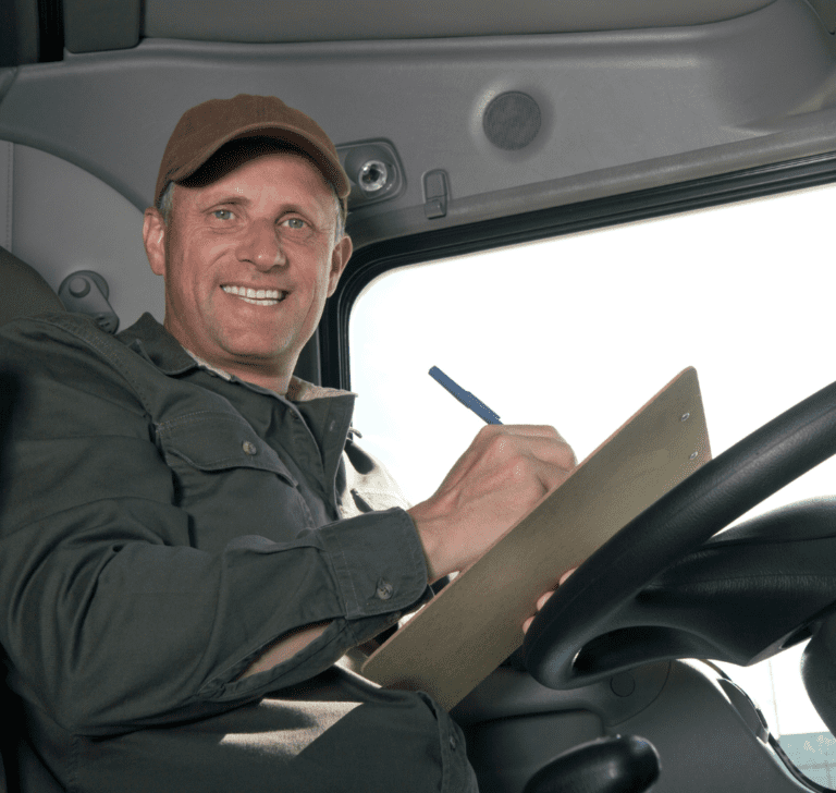 En la imagen se muestra un camionero feliz