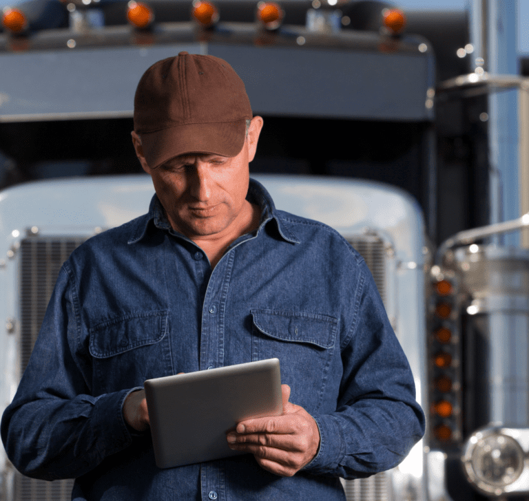 En la imagen se muestra un camionero con una tableta electrónica