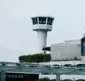 El cierre de gobierno resulta en escasez de controladores aéreos: ¿peligro en los aires?