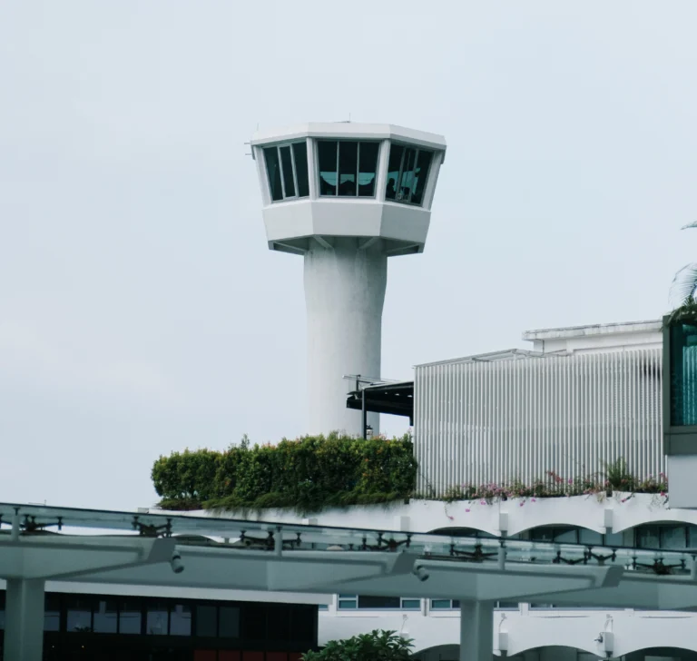 El cierre de gobierno resulta en escasez de controladores aéreos: ¿peligro en los aires?