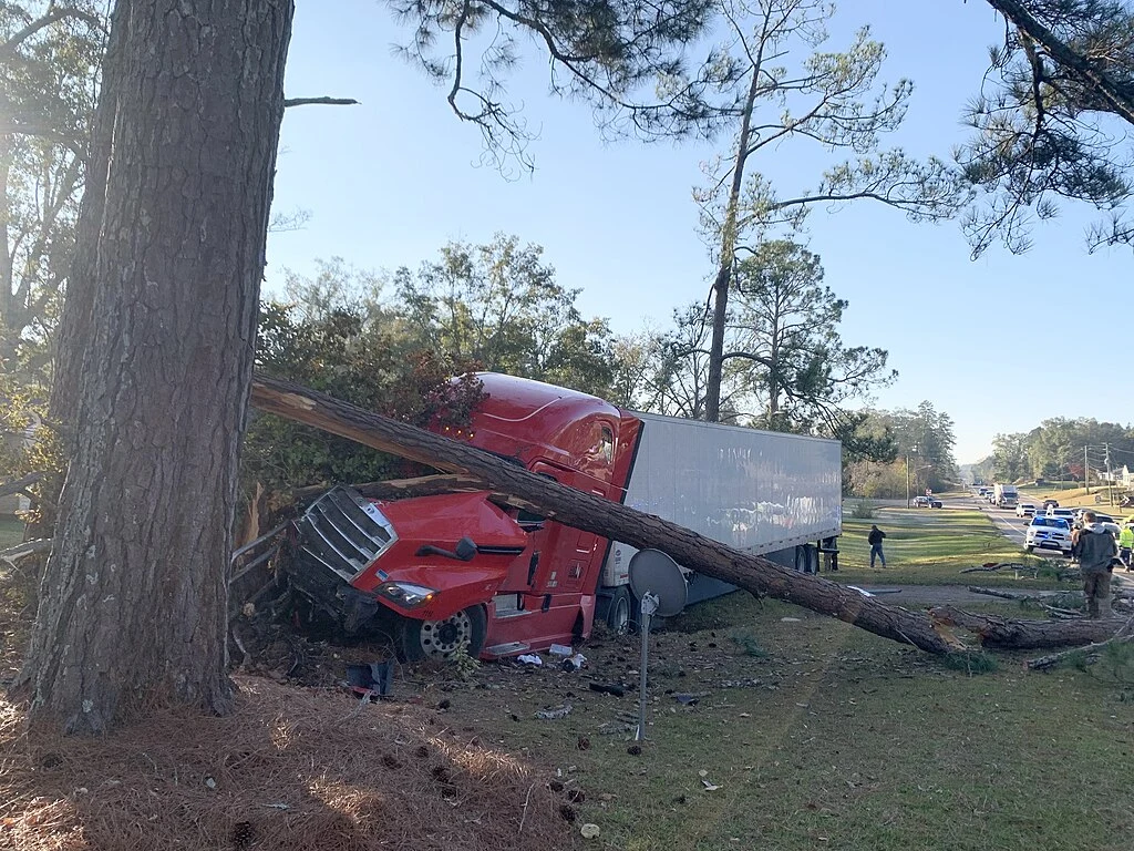 Consecuencias del transporte sobrecargado, sin descanso y sin regular: 250 accidentes mortales al mes