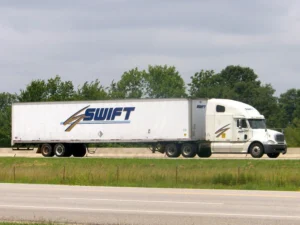 Knight-Swift renueva la marca de su red LTL como AAA Cooper Transportation