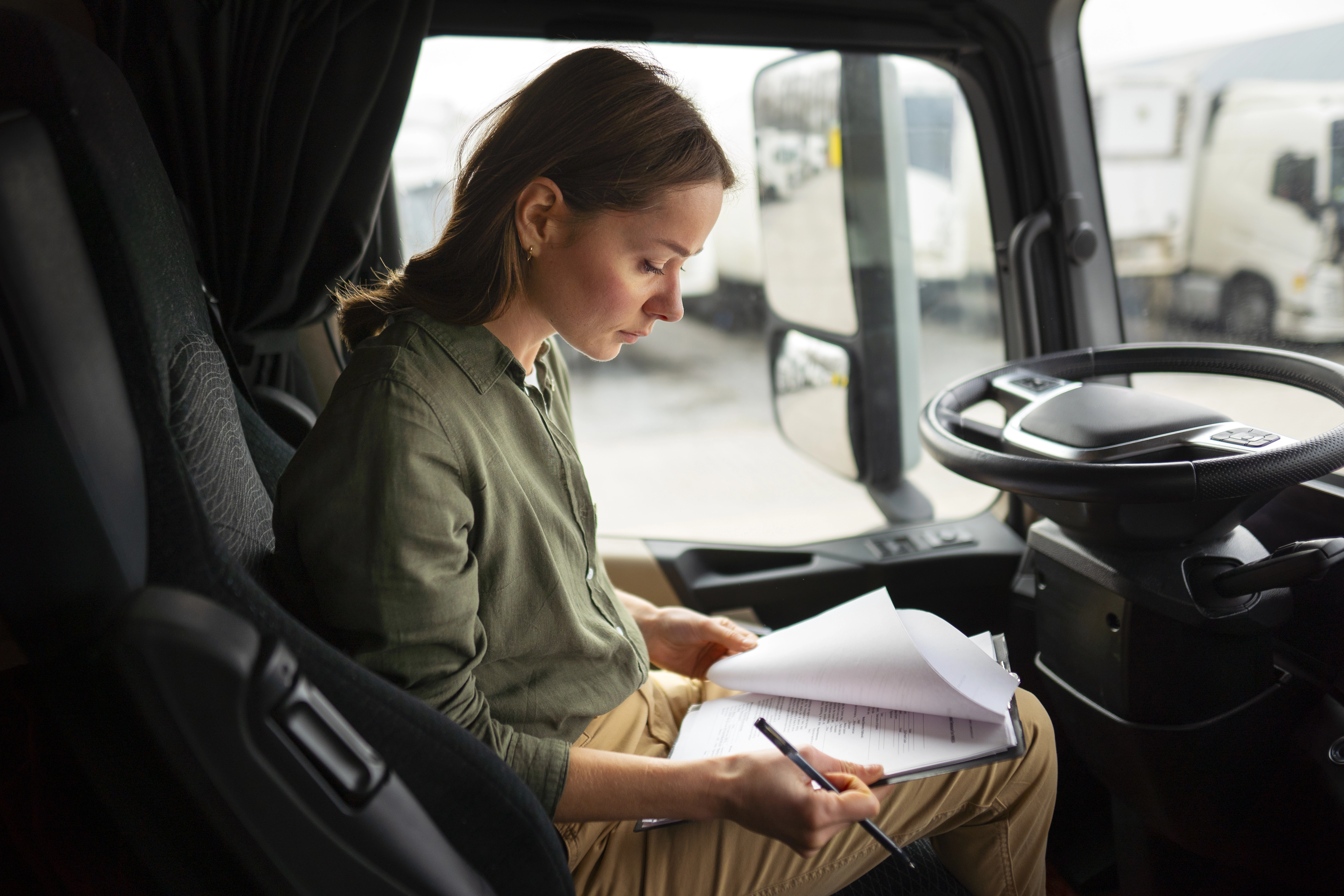 Comprendiendo las normas sobre dominio del inglés en el transporte por carretera