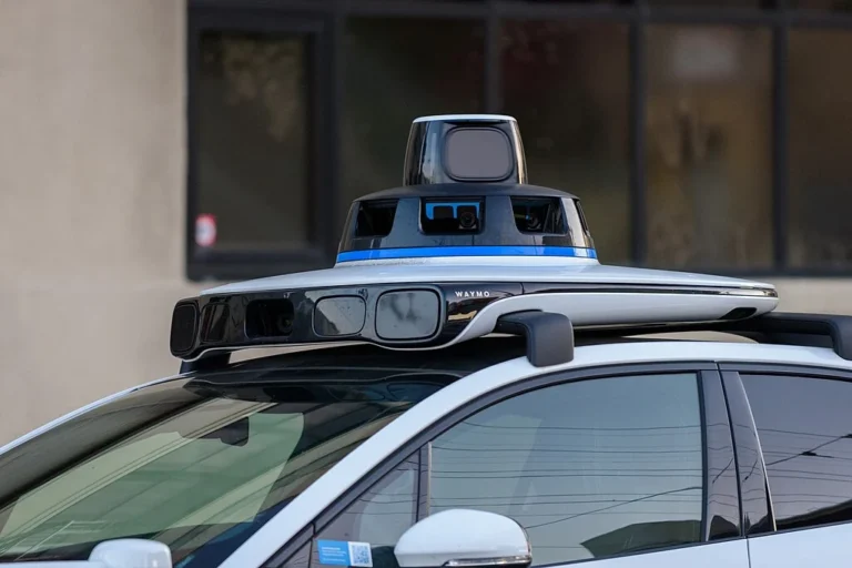 Waymo bajo investigación por posible riesgo de seguridad en áreas escolares