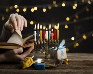 El significado de Hanukkah y cómo celebrarlo durante un viaje