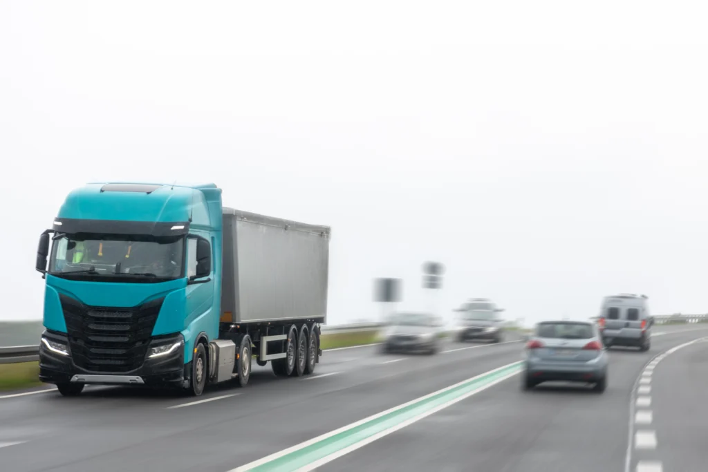 El DMV de California da a conocer las normas revisadas para la operación de camiones autónomos