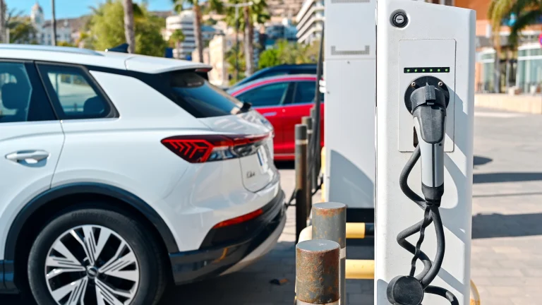 Buy America: los cargadores para vehículos eléctricos deberán ser 100% nacionales