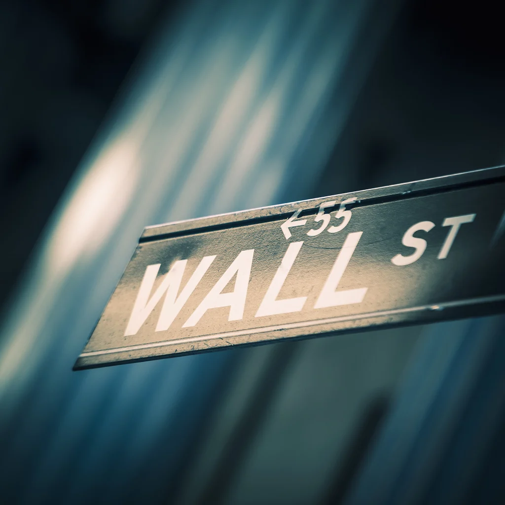 Wall Street under the microscope: solid employment, contained inflation, and rising volatility